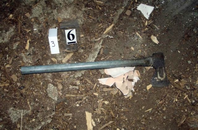 Βόλος – Έσπασε την πίσω πόρτα σπιτιού με …τσεκούρι για να το διαρρήξει