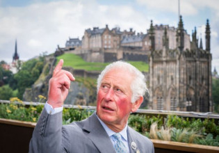 Η Aston Martin του πρίγκιπα Καρόλου «καίει» κρασί και τυρί