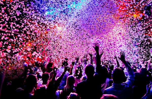 Μητέρα διοργάνωνε μυστικά πάρτι με μεθυσμένους εφήβους και όργια