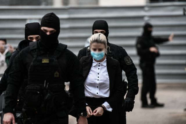 Δίκη για βιτριόλι – Ξεκινά η απολογία της 37χρονης – Στο δικαστήριο και η Ιωάννα