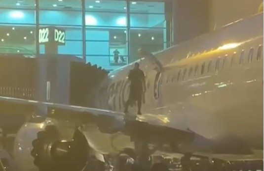 Επιβάτης αεροπλάνου άνοιξε την έξοδο κινδύνου και… βγήκε στο φτερό