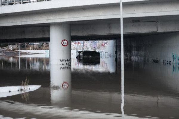 Κακοκαιρία «Μπάλλος» – Στα διεθνή ΜΜΕ οι εικόνες της ντροπής από το λεωφορείο στην Ποσειδώνος