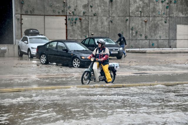 Κακοκαιρία «Μπάλλος» - Έκλεισε η Πειραιώς - Πού έχει διακοπεί η κυκλοφορία των οχημάτων
