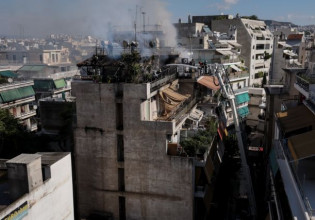 Φωτιά σε πολυκατοικία στον Κολωνό – Βίντεο ντοκουμέντο με ένοικο που προσπαθεί να γλιτώσει από τις φλόγες