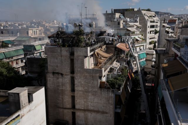 Φωτιά σε πολυκατοικία στον Κολωνό – Βίντεο ντοκουμέντο με ένοικο που προσπαθεί να γλιτώσει από τις φλόγες