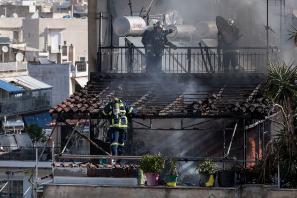 Φωτιά σε πολυκατοικία- Βίντεο ντοκουμέντο με ένοικο που πηδά από το μπαλκόνι για να γλιτώσει