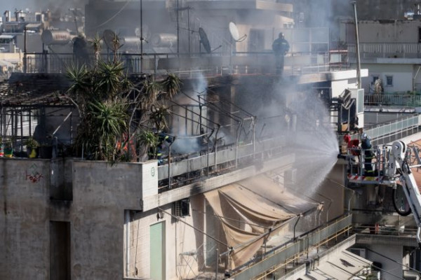 Φωτιά σε πολυκατοικία- Βίντεο ντοκουμέντο με ένοικο που πηδά από το μπαλκόνι για να γλιτώσει