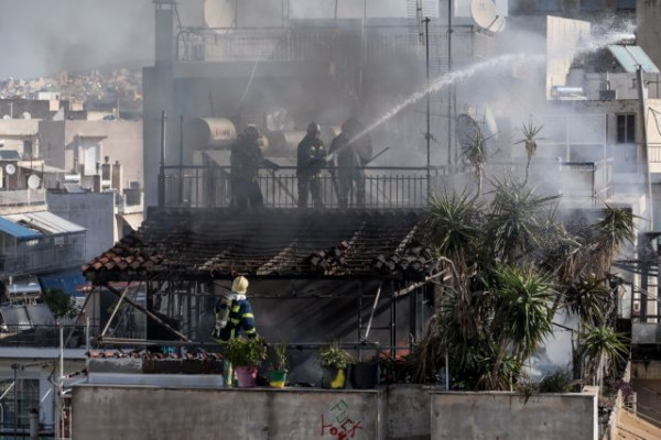 Φωτιά σε πολυκατοικία- Βίντεο ντοκουμέντο με ένοικο που πηδά από το μπαλκόνι για να γλιτώσει