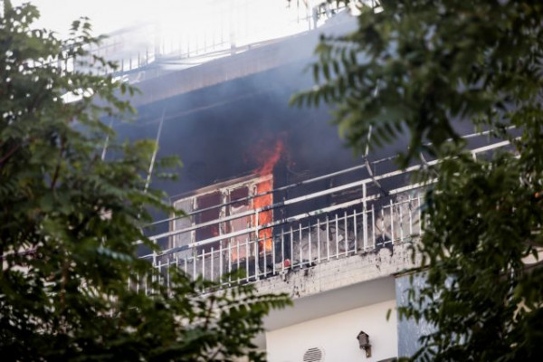 Φωτιά σε πολυκατοικία- Βίντεο ντοκουμέντο με ένοικο που πηδά από το μπαλκόνι για να γλιτώσει