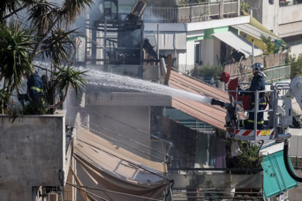 Φωτιά σε πολυκατοικία- Βίντεο ντοκουμέντο με ένοικο που πηδά από το μπαλκόνι για να γλιτώσει