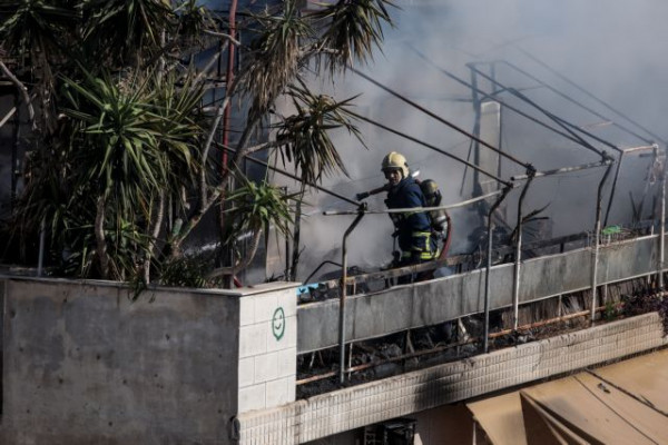 Φωτιά σε πολυκατοικία- Βίντεο ντοκουμέντο με ένοικο που πηδά από το μπαλκόνι για να γλιτώσει