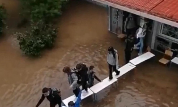 Μπάλλος – Μαθητές στη Νέα Φιλαδέλφεια έφτιαξαν γέφυρα με θρανία για να φύγουν από πλημμυρισμένο σχολείο