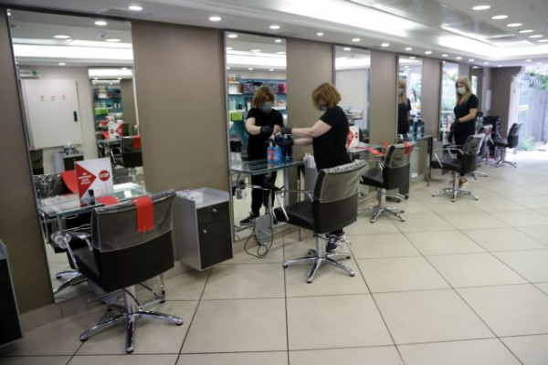 Θεσσαλονίκη – Αρνητής έκανε μήνυση σε κομμωτήριο – Απαιτούσε να τον κουρέψει ανεμβολίαστος χωρίς μάσκα