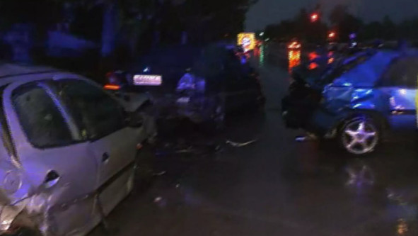 Θεσσαλονίκη – Σοβαρό τροχαίο – ΙΧ έπεσε πάνω σε σταθμευμένα οχήματα