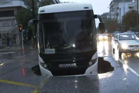 Κακοκαιρία «Μπάλλος» – Εικόνες σοκ στη Θεσσαλονίκη – Υποχώρησε ο δρόμος και «ρούφηξε» λεωφορείο