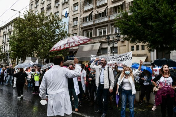 Ένταση στην πορεία της ΠΟΕΔΗΝ στο κέντρο της Αθήνας