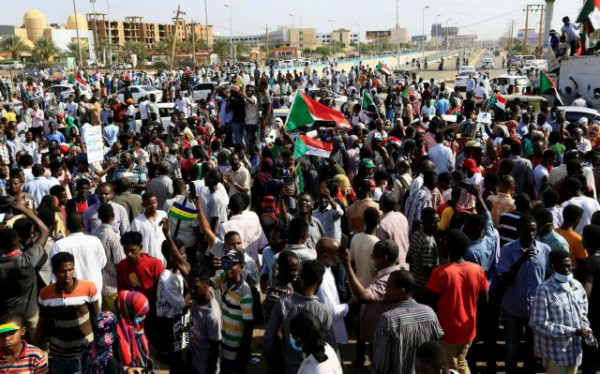 Σουδάν – Σε εξέλιξη στρατιωτικό πραξικόπημα – Στους δρόμους οι πολίτες