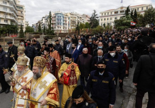 Θεσσαλονίκη – Αντίδραση ιερέα για την έντονη αστυνομική παρουσία – «Σας αρέσει αυτή η εικόνα;»