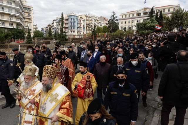 Θεσσαλονίκη – Αντίδραση ιερέα για την έντονη αστυνομική παρουσία – «Σας αρέσει αυτή η εικόνα;»