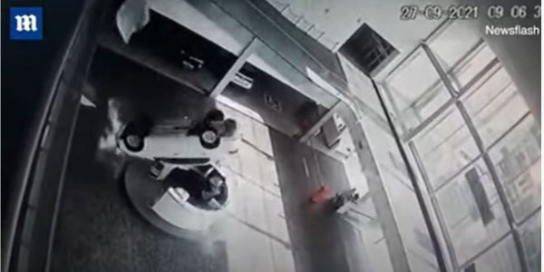 Αυτοκίνητο πέφτει από τον δεύτερο όροφο και προσγειώνεται σε ρεσεψιονίστ