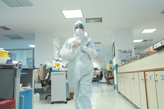 «Φωτιά βραδείας καύσης ο ιός στην Ελλάδα-Γιατί αυτός ο μήνας είναι καθοριστικός»