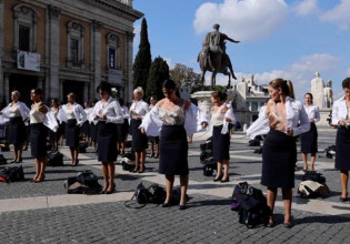 Ιταλία – Οι αεροσυνοδοί γδύθηκαν για να διαμαρτυρηθούν για το κλείσιμο της Alitalia