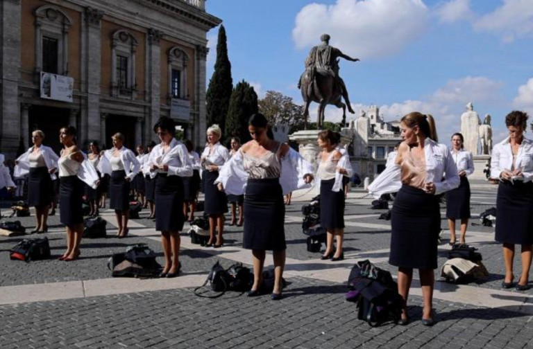 Ιταλία – Οι αεροσυνοδοί γδύθηκαν για να διαμαρτυρηθούν για το κλείσιμο της Alitalia