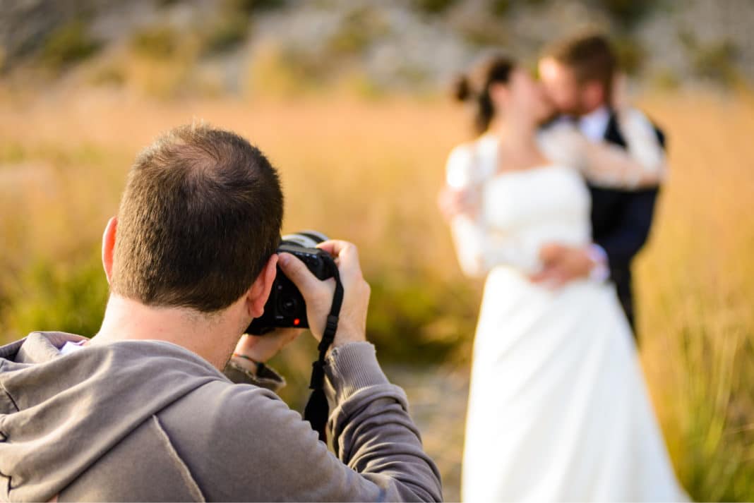 Φωτογράφος αποχώρησε έξαλλος από γάμο επειδή... δεν τον τάισαν