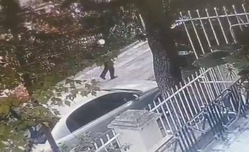 Πυροβολισμοί στην Κηφισιά – Η στιγμή που οι αστυνομικοί τρέχουν να συλλάβουν τον πιστολέρο