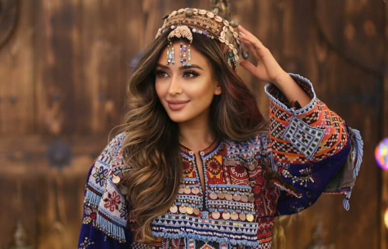 Αφγανιστάν – Γυναίκες ντύνονται με παραδοσιακές φορεσιές για να διαμαρτυρηθούν για το καθεστώς των Ταλιμπάν