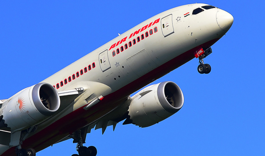 Air India – Αεροπλάνο «κόλλησε» κάτω από γέφυρα