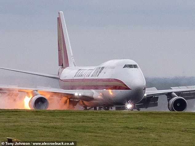 Βρετανία – Αεροπλάνο έπιασε φωτιά κατά την προσγείωσή του
