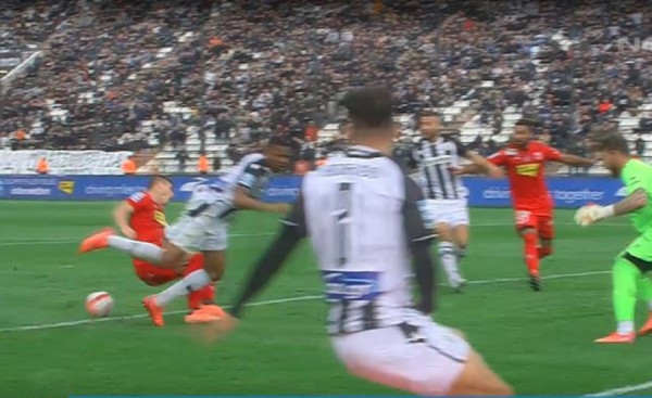 Αυτό είναι το πέναλτι – φάντασμα που έδωσε ο Καραντώνης στον ΠΑΟΚ