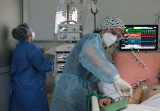 Κοροναϊός – «Θερίζει» τους νέους προκαλώντας τρόμο – Συναγερμός για τους θανάτους στις ηλικίες 18 έως 39 ετών και εκκλήσεις για εμβολιασμό