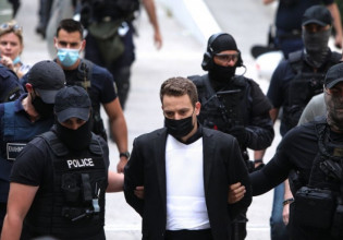 Γλυκά Νερά – Πώς δικαιολογεί ο δολοφόνος το τηλεφώνημα στην αστυνομία δύο ώρες μετά το έγκλημα – Τι λέει ο δικηγόρος του