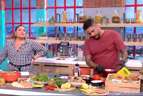 Ο Τίμος Ζαχαράτος μαγειρεύει club sandwich τόνου και μία εύκολη και γρήγορη πατατοσαλάτα με τόνο