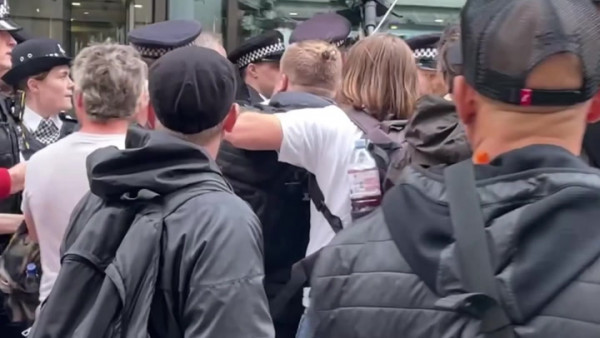 Βρετανία – Αντιεμβολιαστές που διαδήλωναν την «έπεσαν» στον υπουργό Στέγασης