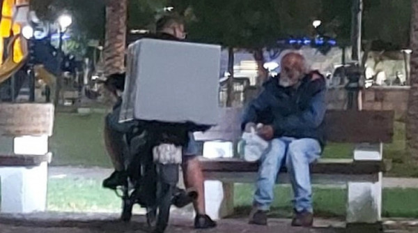 Μαθήματα ανθρωπιάς από έναν διανομέα στην Πάτρα – Σταμάτησε για να δώσει φαγητό σε άστεγο