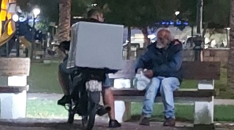 Μαθήματα ανθρωπιάς από έναν διανομέα στην Πάτρα – Σταμάτησε για να δώσει φαγητό σε άστεγο