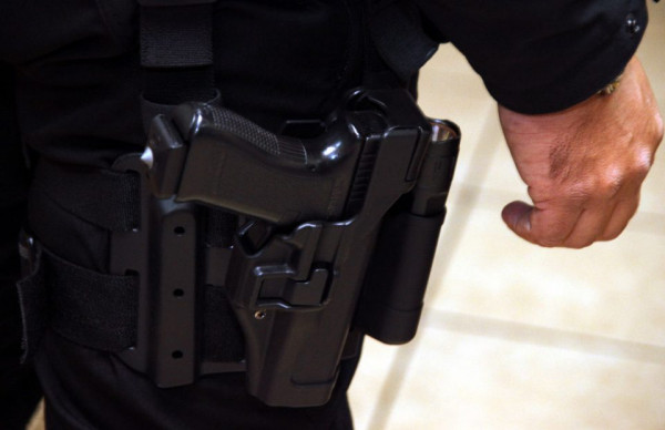 Αστυνομικός πυροβόλησε δύο φορές μέσα σε τμήμα της Αθήνας… κατά λάθος