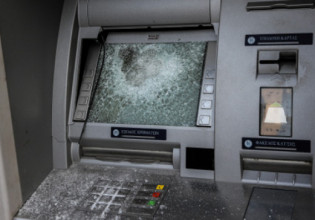 Επιθέσεις με βαριοπούλες σε δύο τράπεζες σε Αμπελόκηπους και Χαλάνδρι