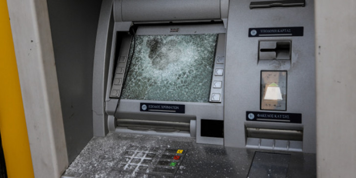 Επιθέσεις με βαριοπούλες σε δύο τράπεζες σε Αμπελόκηπους και Χαλάνδρι
