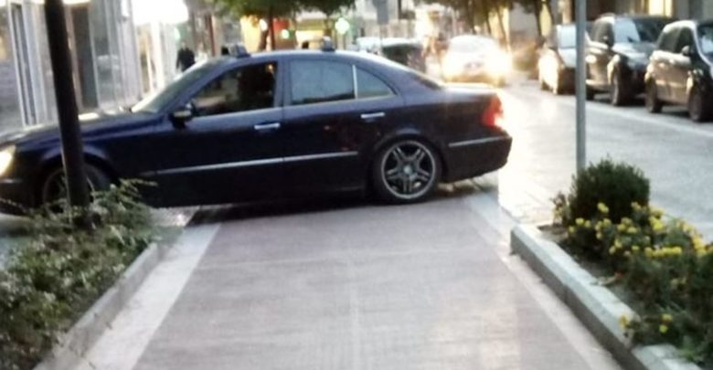 Λάρισα - Ασύλληπτο παρκάρισμα - Έκλεισε πεζοδρόμιο και ποδηλατόδρομο