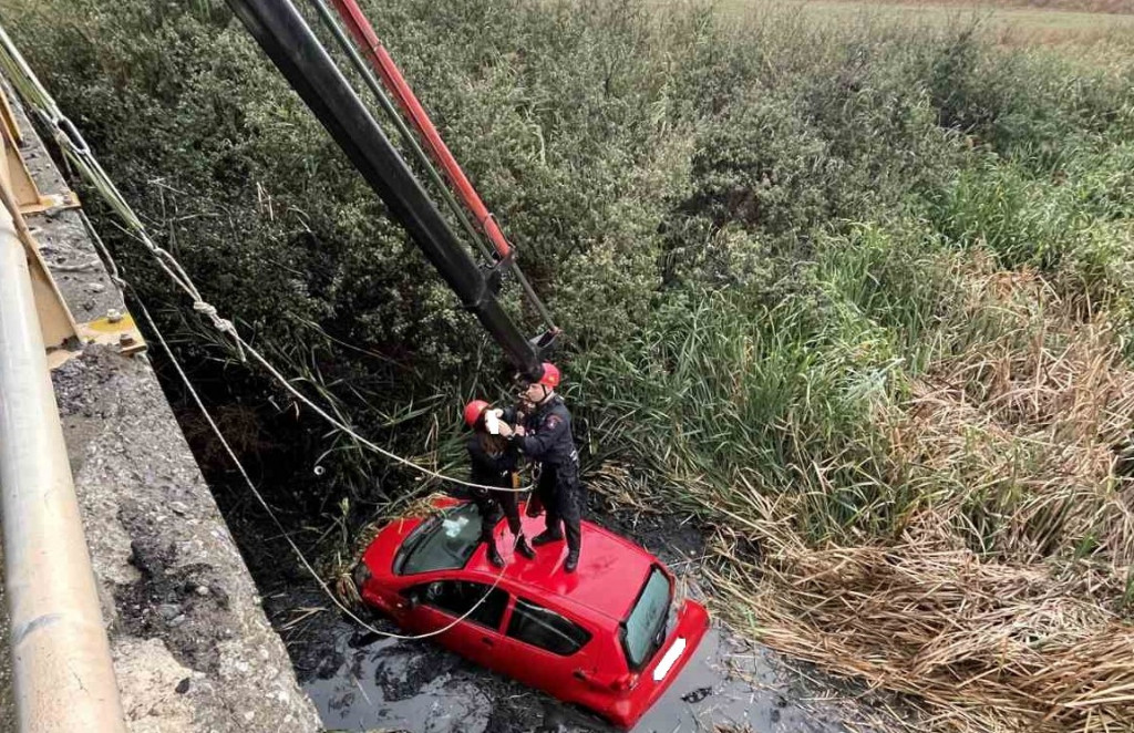 Θεσσαλονίκη – Αυτοκίνητο έπεσε σε κανάλι στη Θέρμη – Απεγκλωβίστηκαν δύο γυναίκες