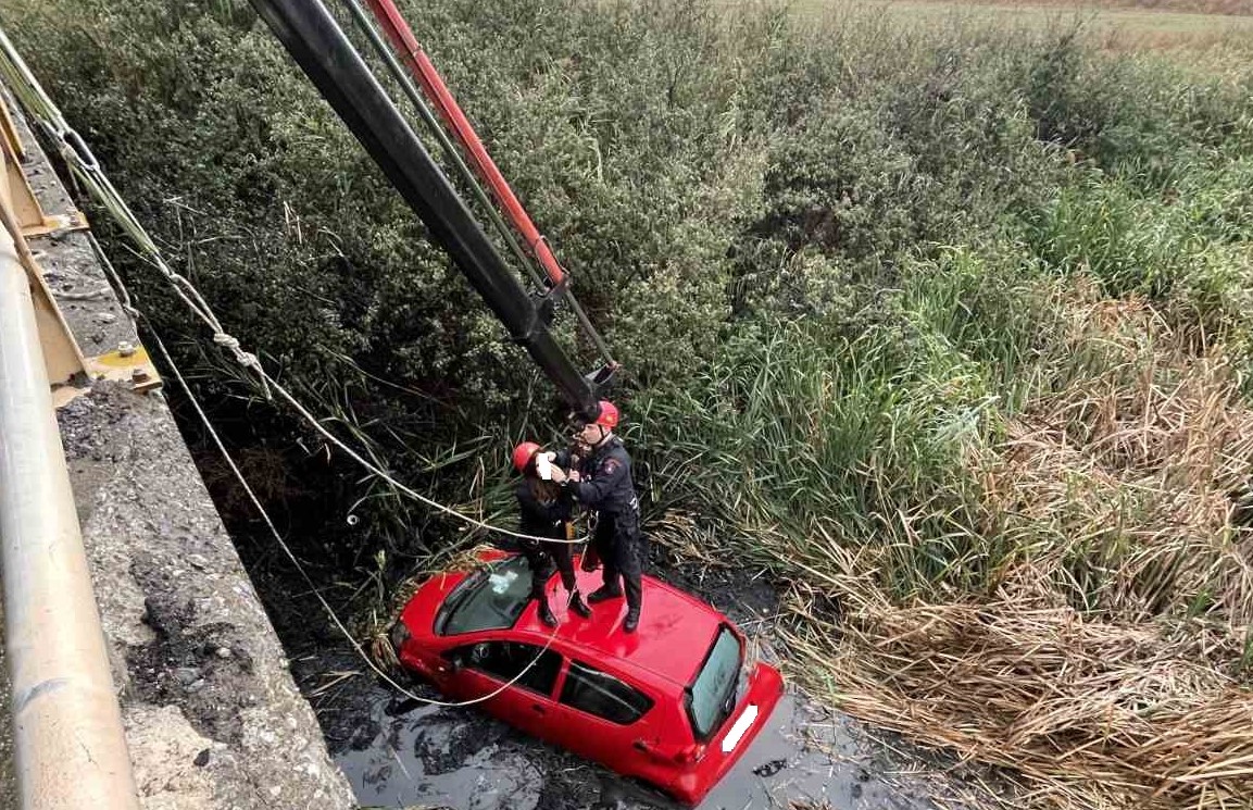 Θεσσαλονίκη – Αυτοκίνητο έπεσε σε κανάλι στη Θέρμη – Απεγκλωβίστηκαν δύο γυναίκες