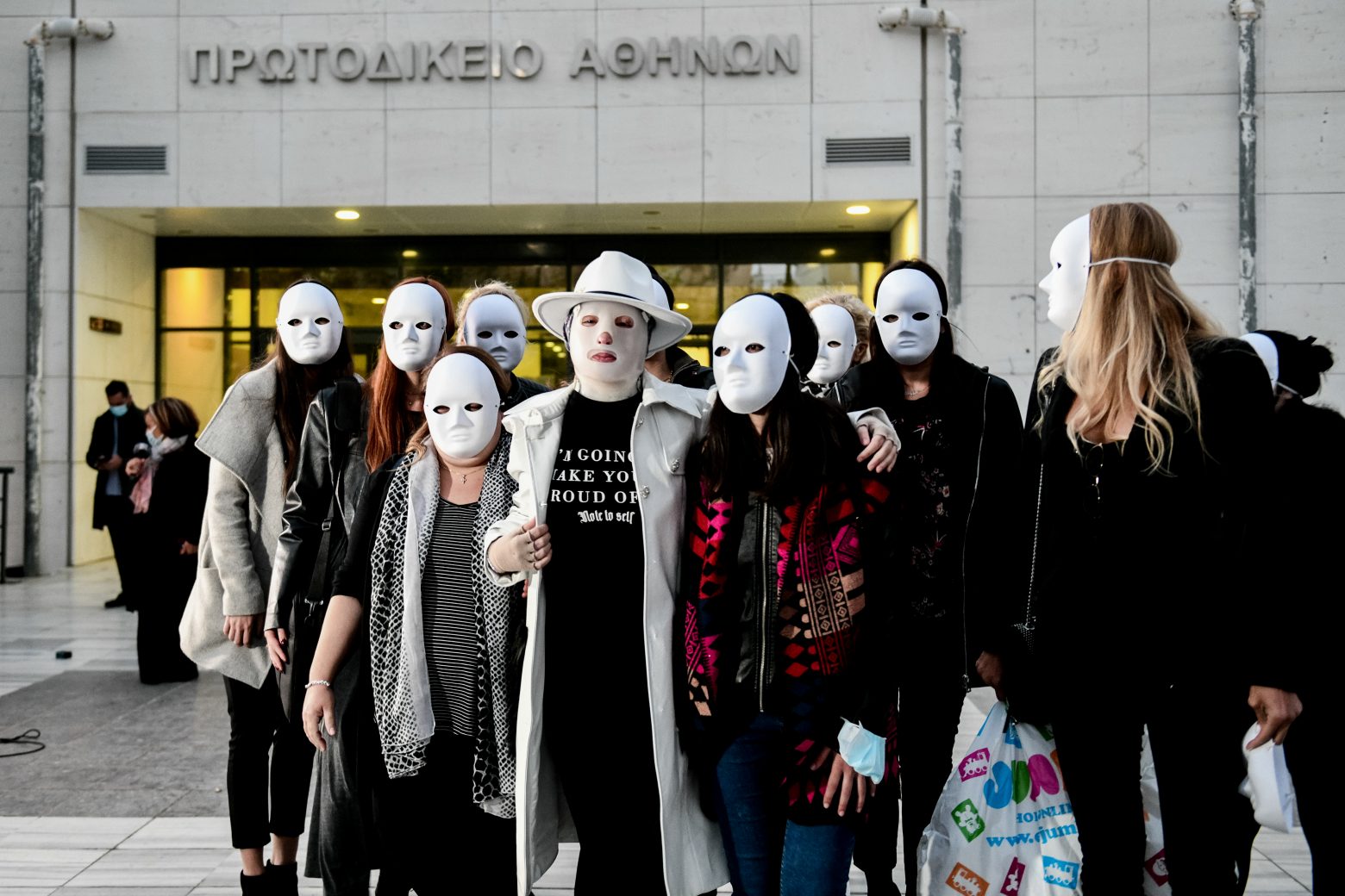 Επίθεση με βιτριόλι - Οι γυναίκες με τις άσπρες μάσκες που βρέθηκαν στο πλευρό της Ιωάννας