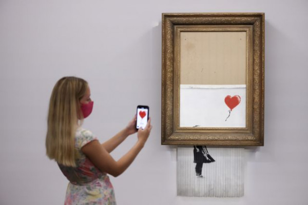 «Το κορίτσι με το μπαλόνι» – Ο Banksy το κατέστρεψε και τώρα πουλήθηκε σε νέα τιμή ρεκόρ