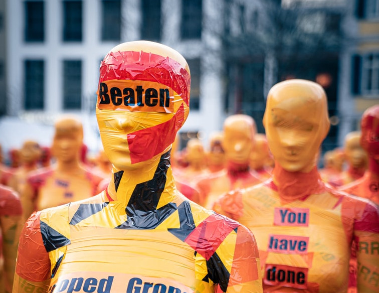 Τι ισχύει τελικά με τη φράση «πώς να χτυπήσεις μια γυναίκα» και τις 163 εκατομμύρια αναζητήσεις στη Google – Τα fake news και η αλήθεια