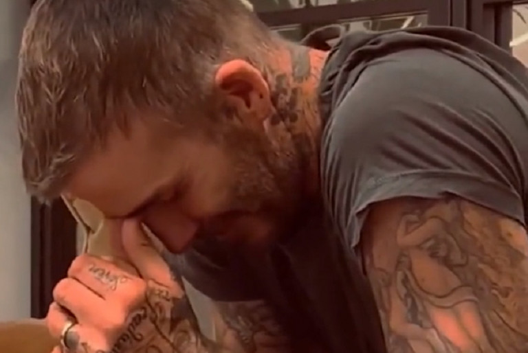 Ντέιβιντ Μπέκαμ – Ακούει την περιγραφή του απίθανου γκολ που πέτυχε κόντρα στην Ελλάδα και δακρύζει