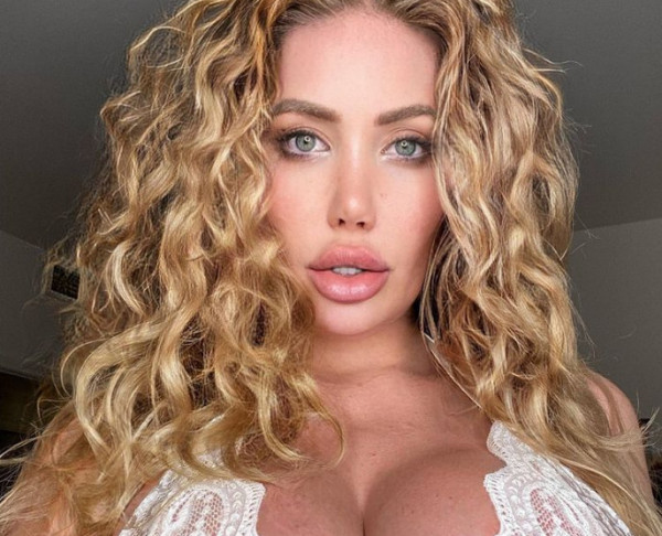 Σεξ και λάτεξ – Πρώην playmate περιγράφει το Halloween στη διαβόητη έπαυλη του Playboy